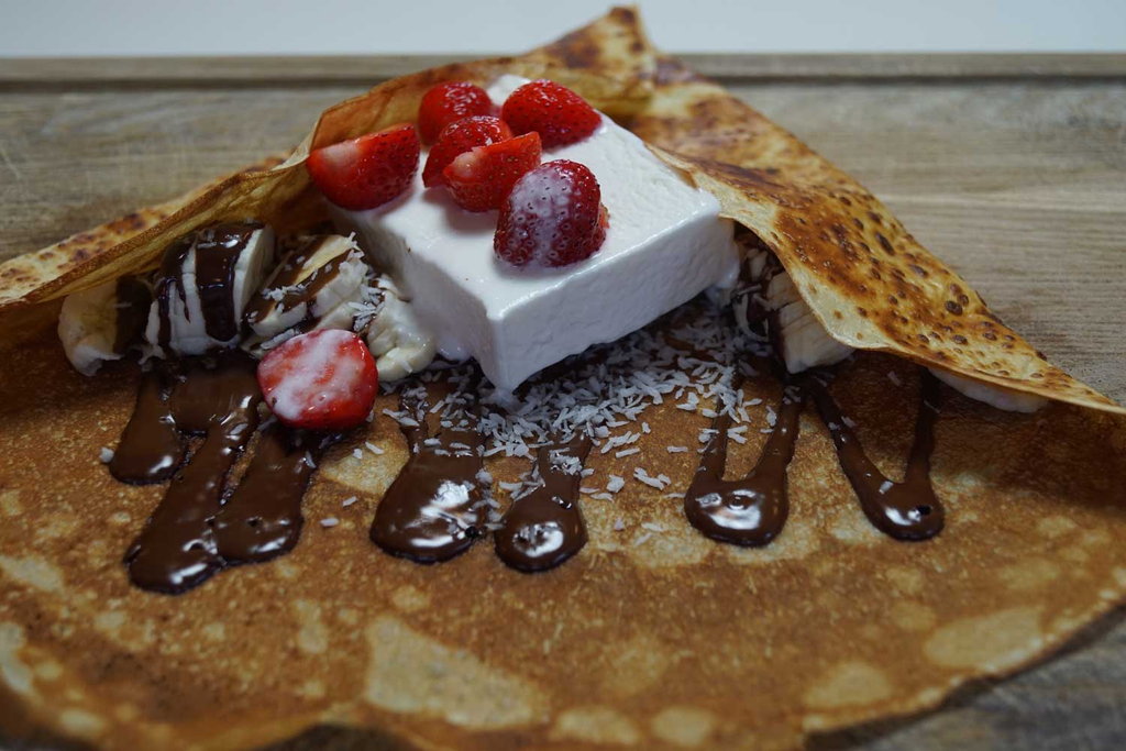 Dessertpandekage anrettet med is og frugt