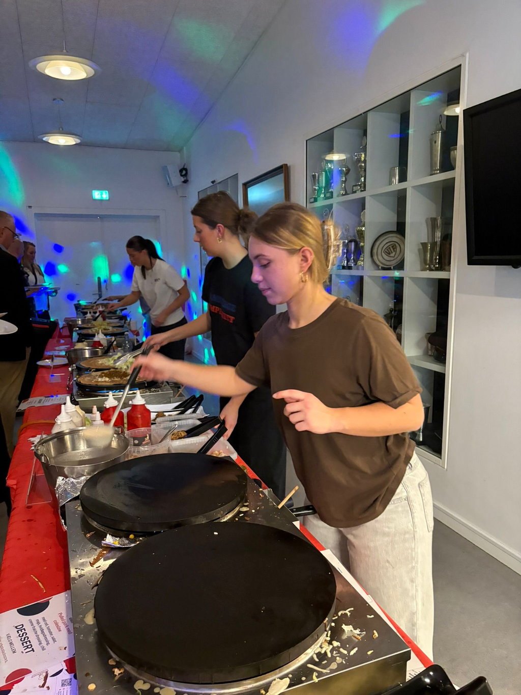 Gæster i kø ved creperierne midt i festen