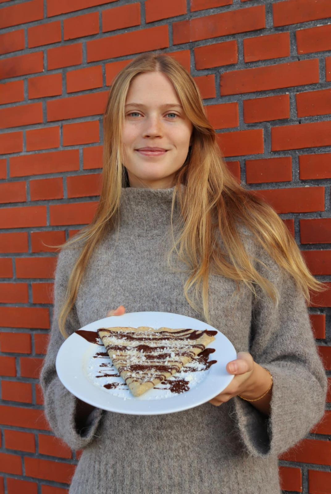 Gæst med en tallerken fyldt med pandekager