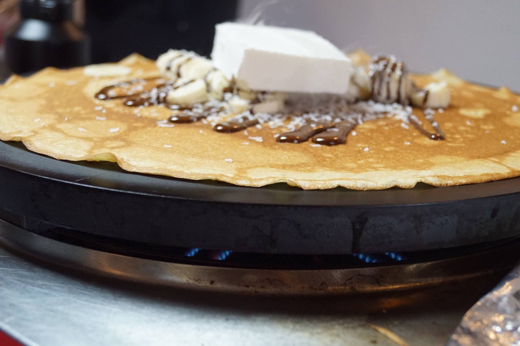 Dessertpandekage med chokoladesauce og is