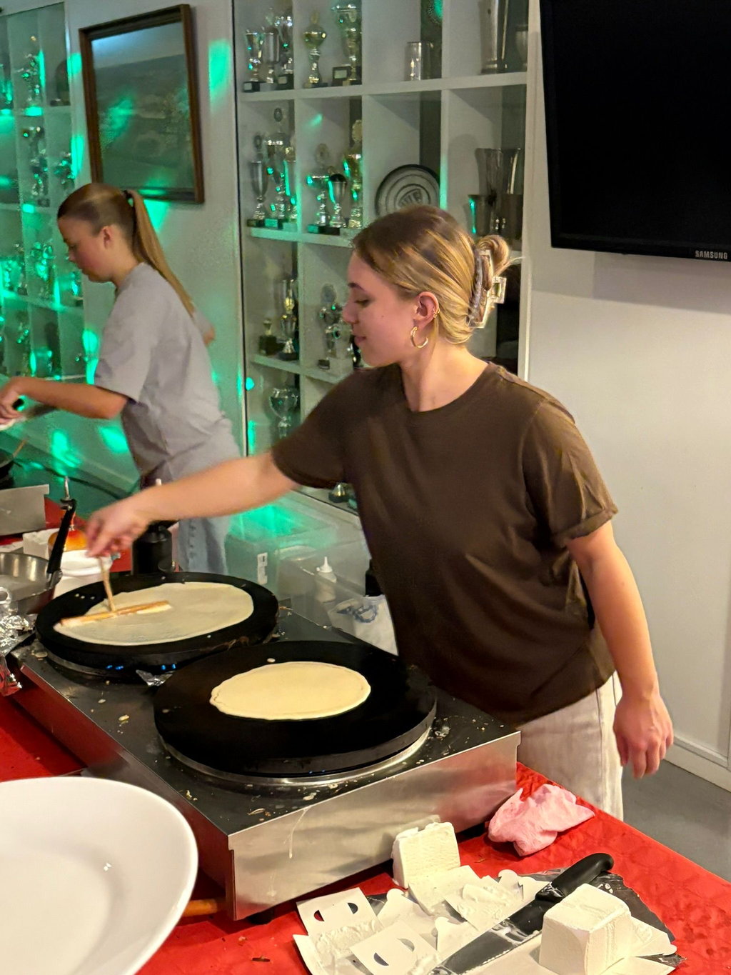 Pandekagebager vender en pandekage på creperiet