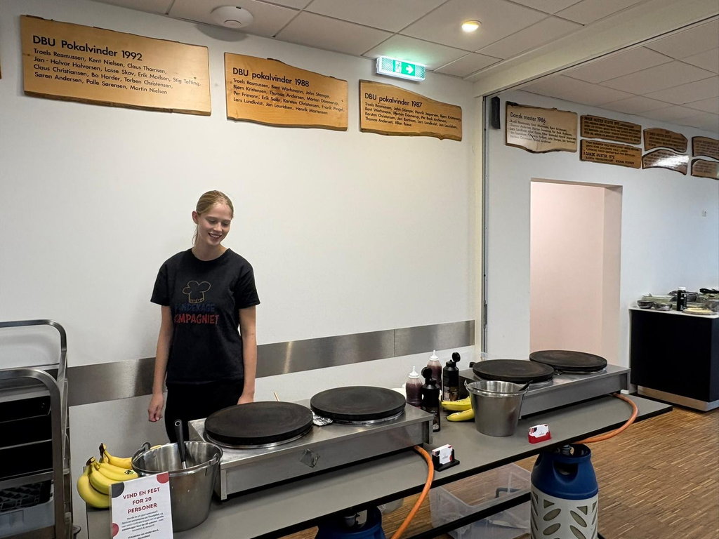 Pandekagebager gør creperierne klar i køkkenet