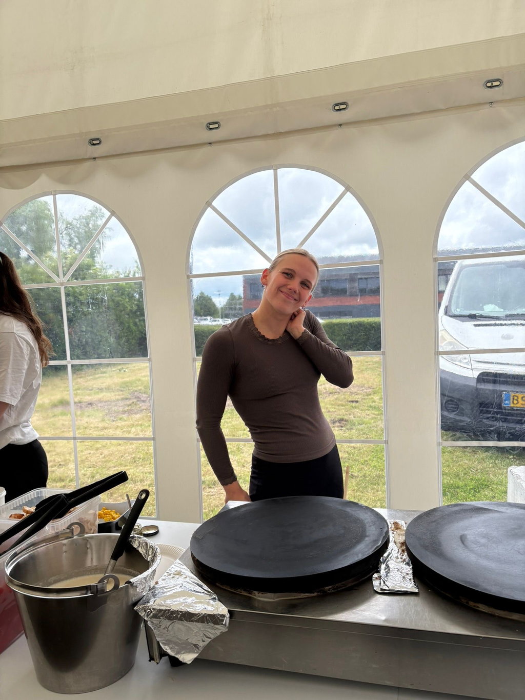 Pandekagebager ved creperierne i pavillonen