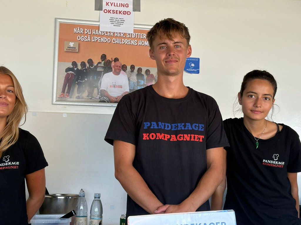 Tre pandekagebagere klar til at servere