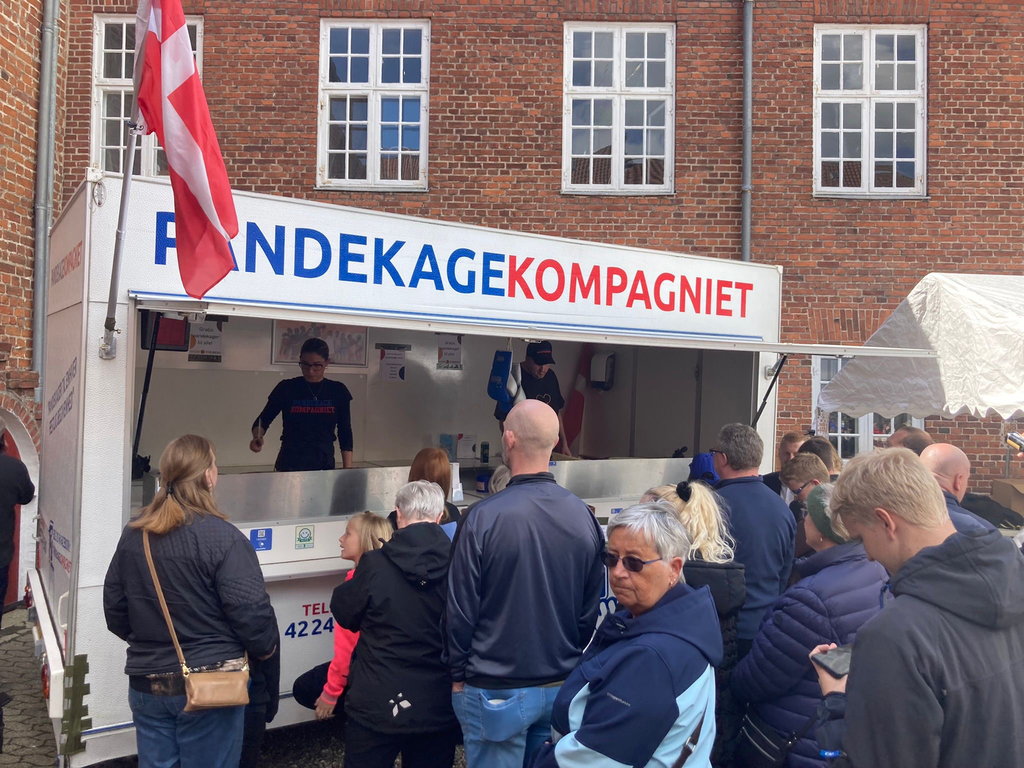 Kø ved pandekagevognen til et firmaarrangement