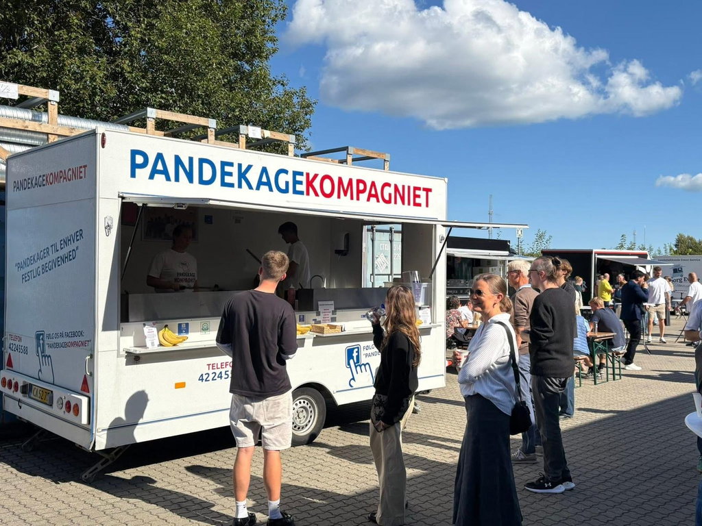 Gæster på vej hen til pandekagevognen
