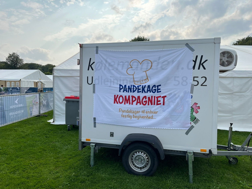 Pandekagevognen på græsplænen til en udendørs fest