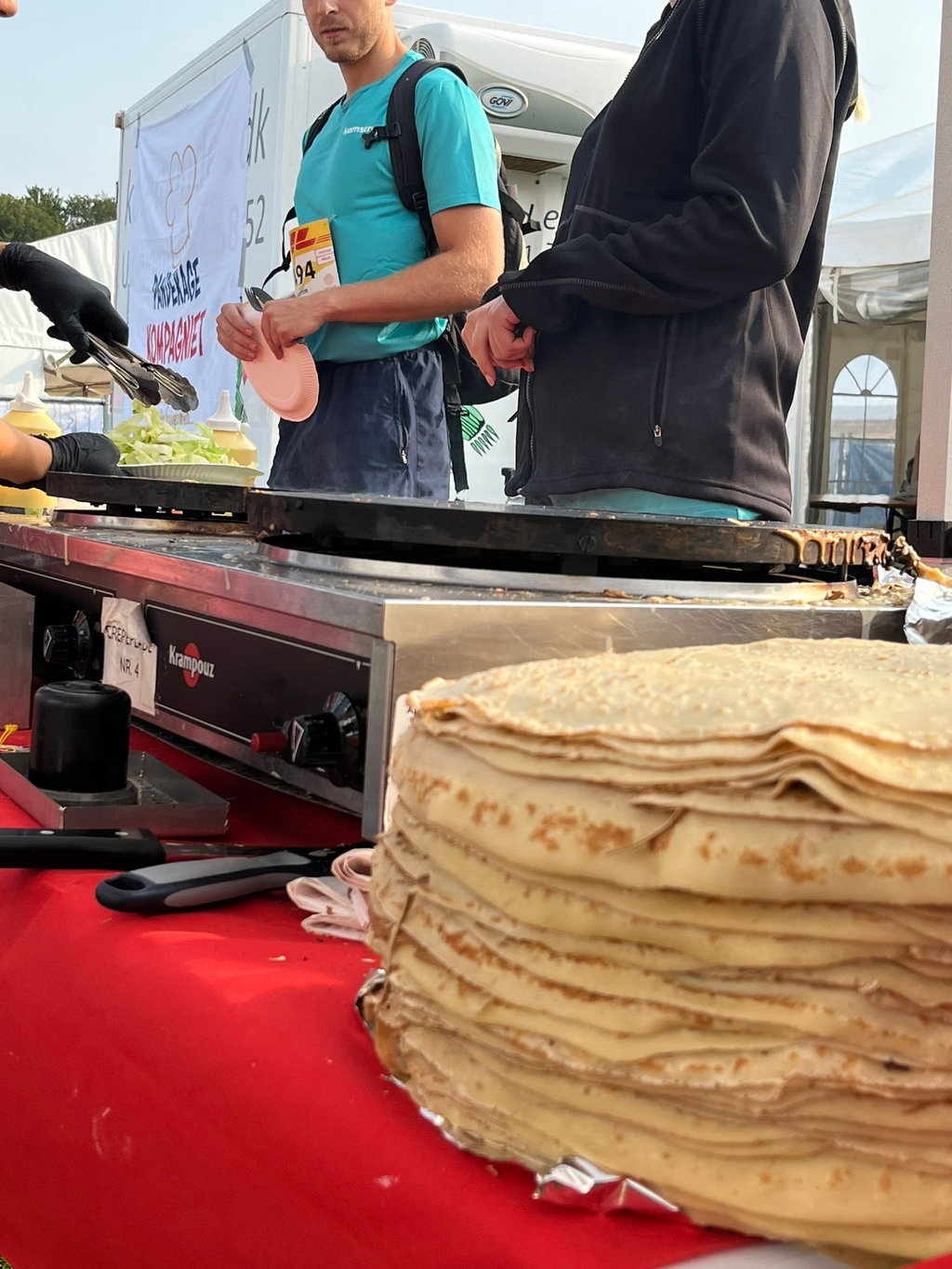 Stak af nybagte pandekager på creperiet
