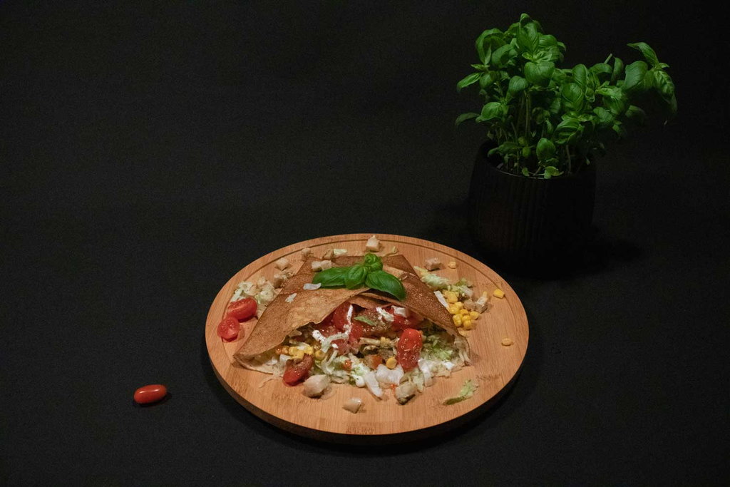 Pandekage som hovedret anrettet med salat og dressing