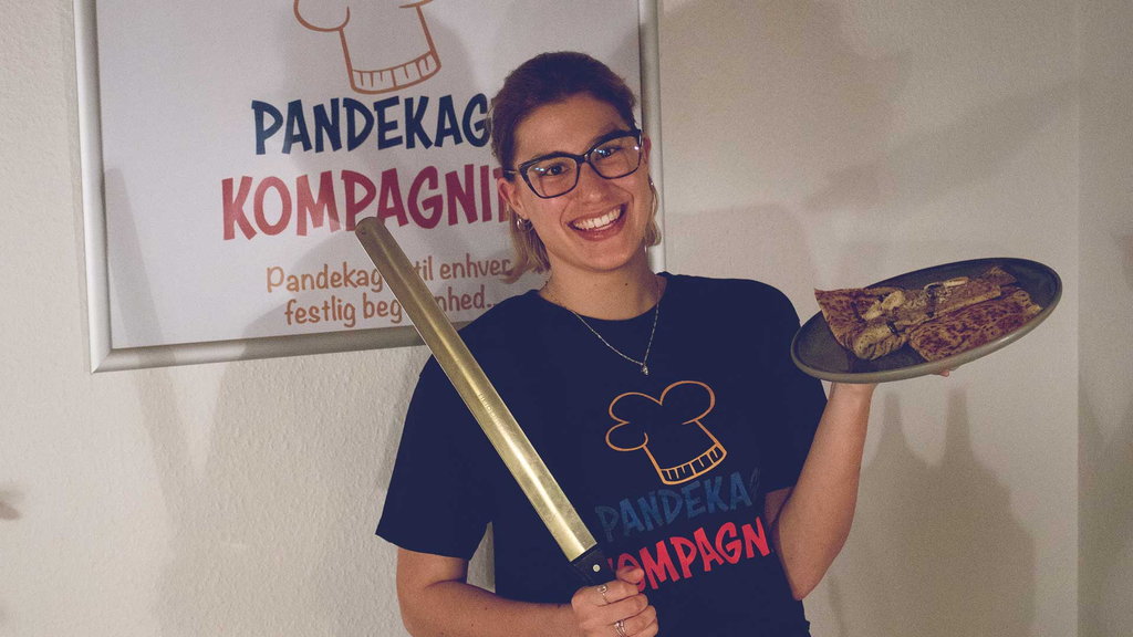 Pandekagebager fra Pandekagekompagniet med en tallerken pandekager