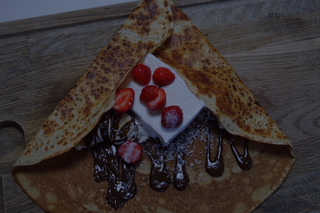 Dessertpandekage med is, jordbær og chokoladesauce