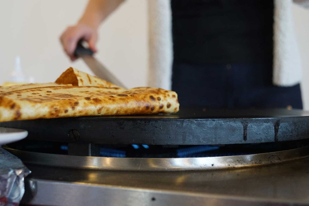 Pandekage bages på creperiet