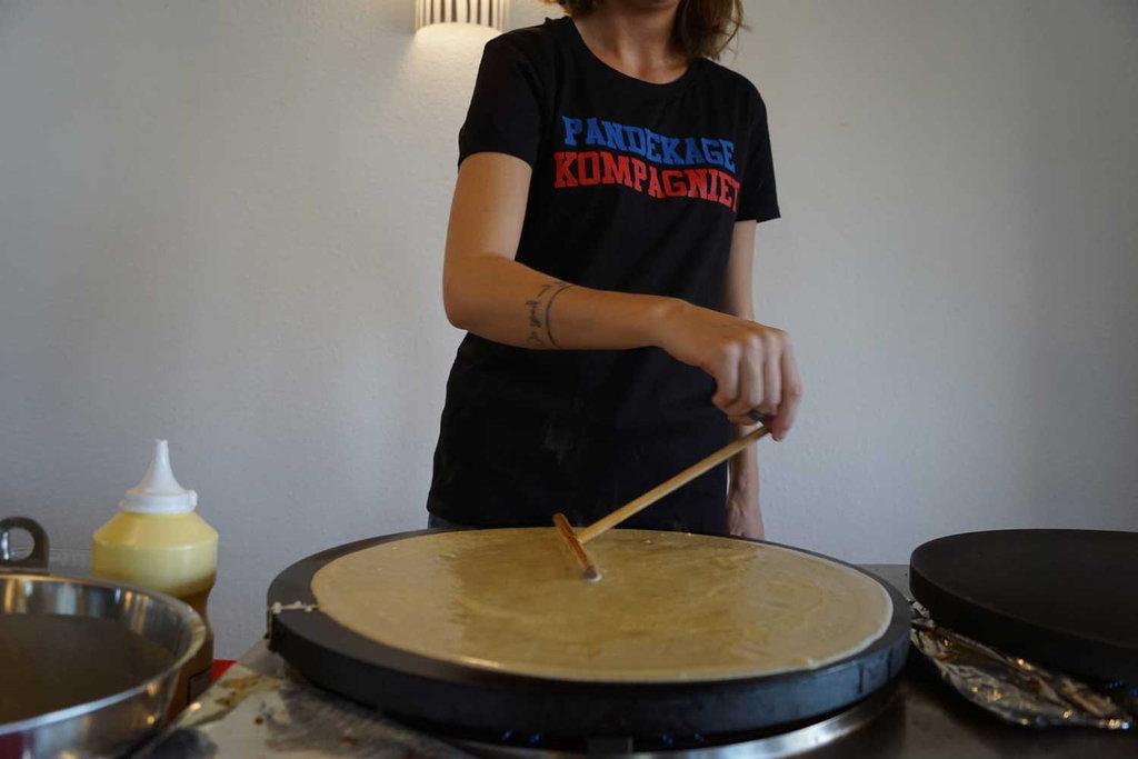 Pandekagebager ved creperiet