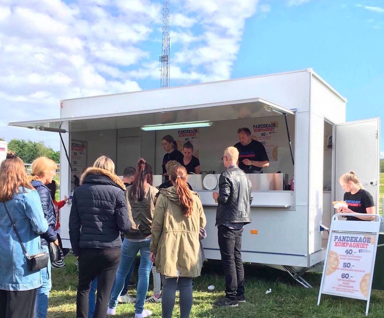 Pandekagevognen fra Pandekagekompagniet med gæster omkring sig